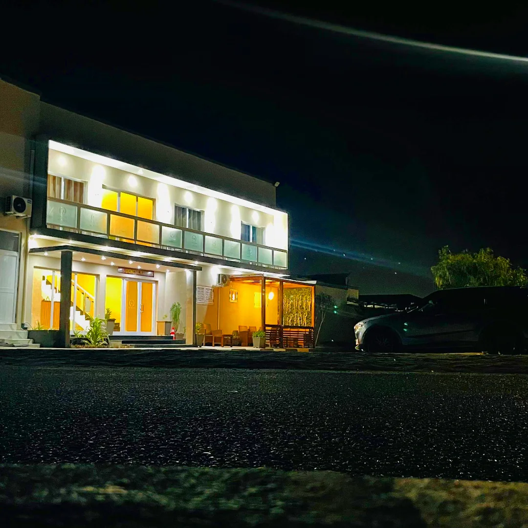 Exterior do Residencial Maweza ao anoitecer